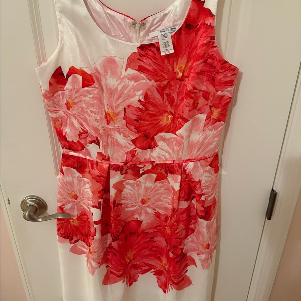 Studio One Red and White Sheath Dress Sleeveless Crew Neck